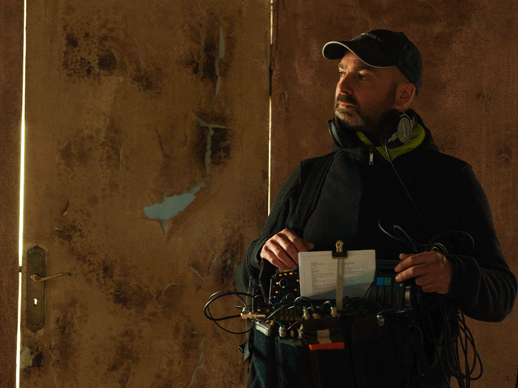 Thomas Gastinel, chef opérateur son, sur le tournage de la série "Le bureau des légendes". Casablanca, Maroc. 